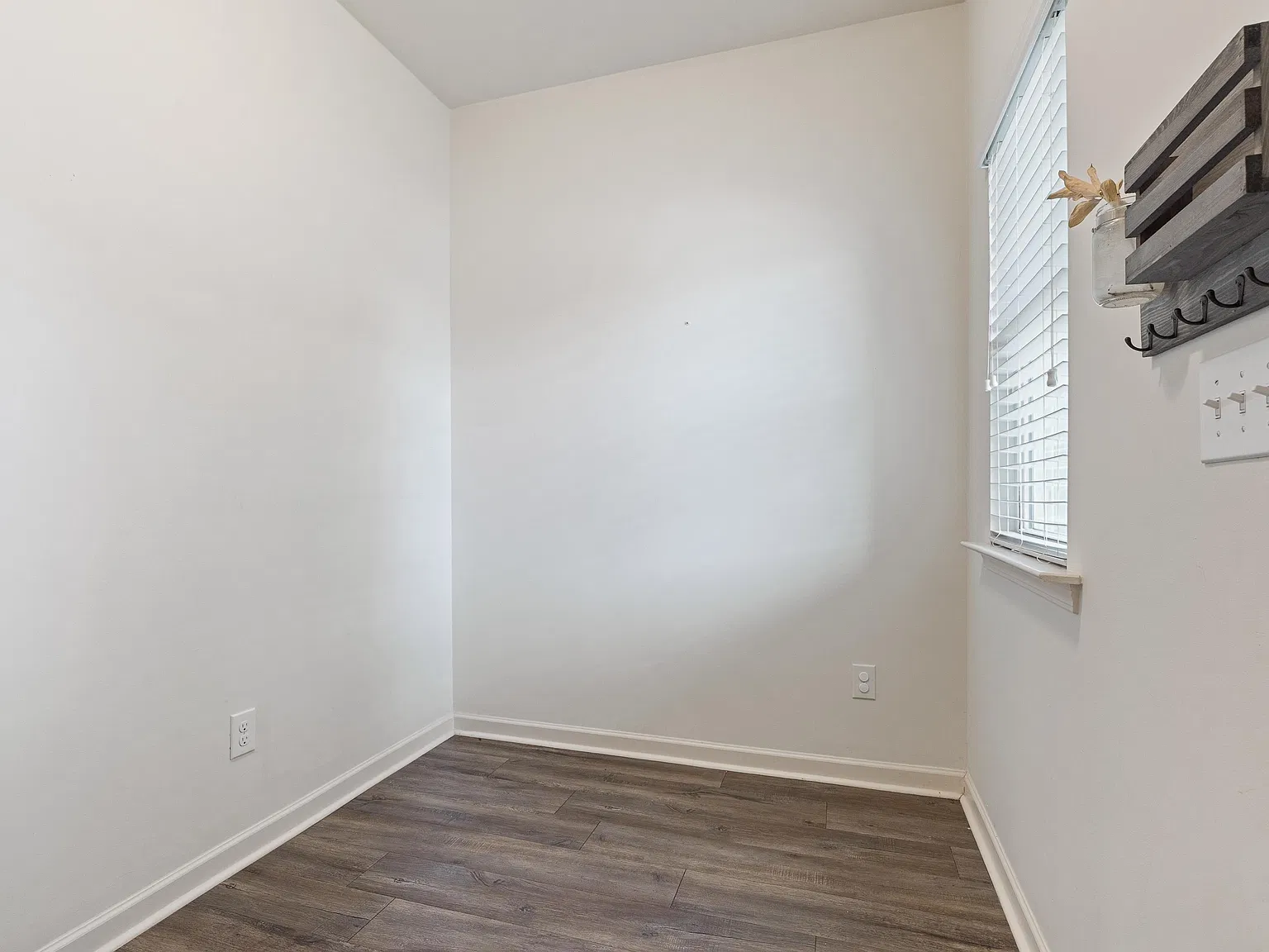 4 bed, 2.0 bath, 1912 sqft, $2,395 — Photo 4