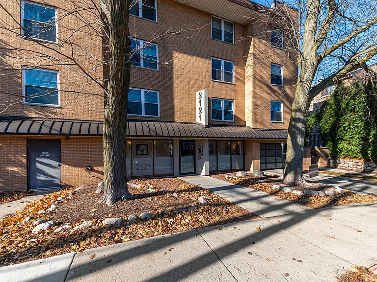 2121 N Cambridge Ave #108 — Photo 19