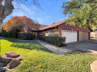 320 Mountain View Ct, Bedford, TX 76021