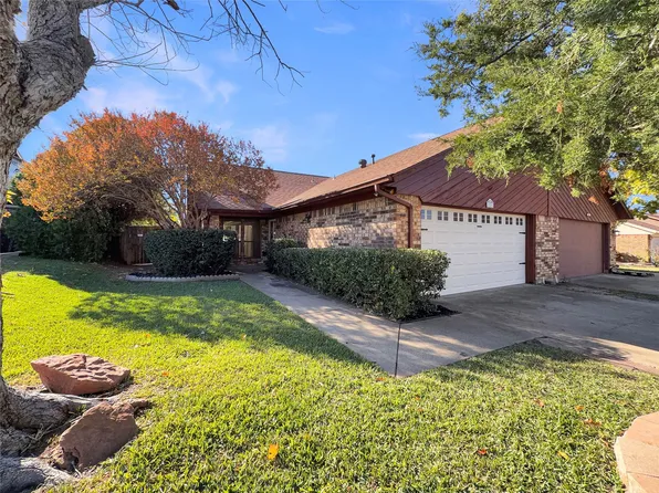 320 Mountain View Ct, Bedford, TX 76021