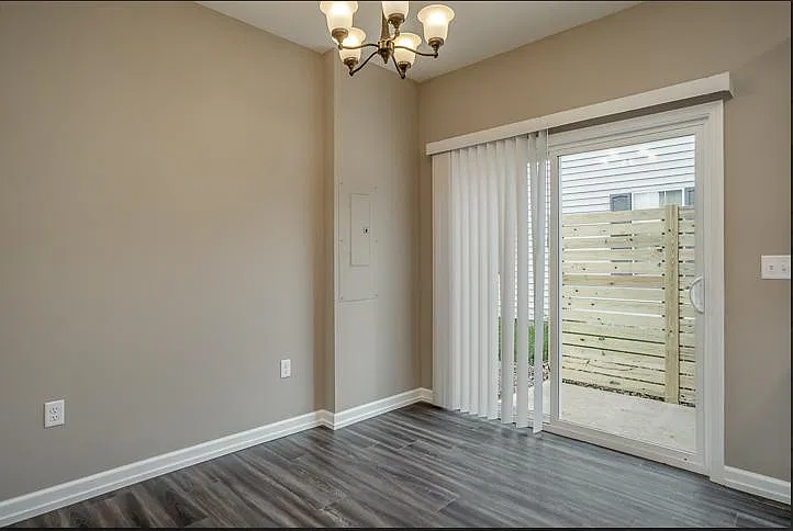 2 bed, 2.5 bath, 1100 sqft, $1,350 — Photo 4