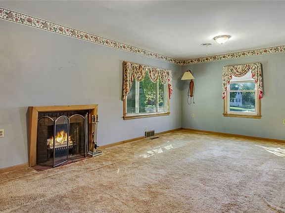 3rd image of 844 Maple Street
