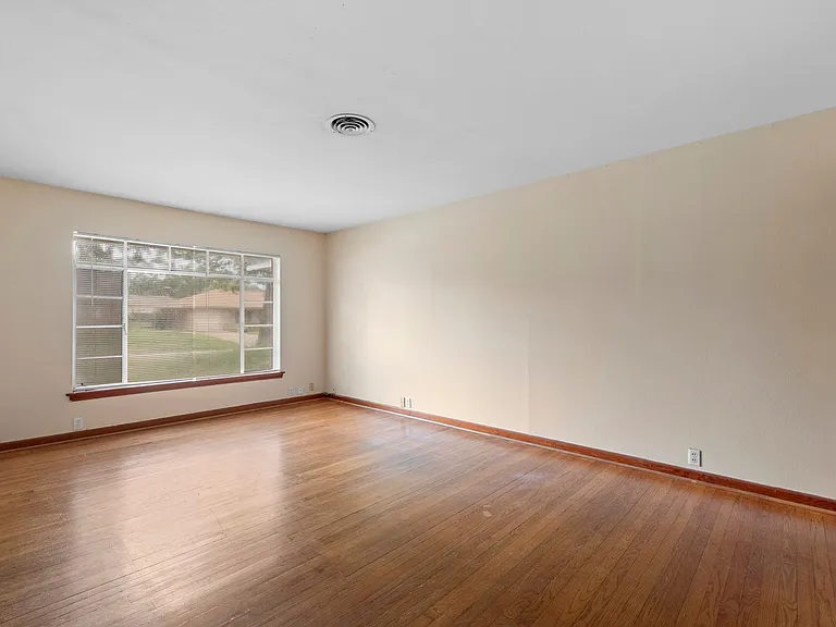 1027 Stonecrest Dr — Photo 6