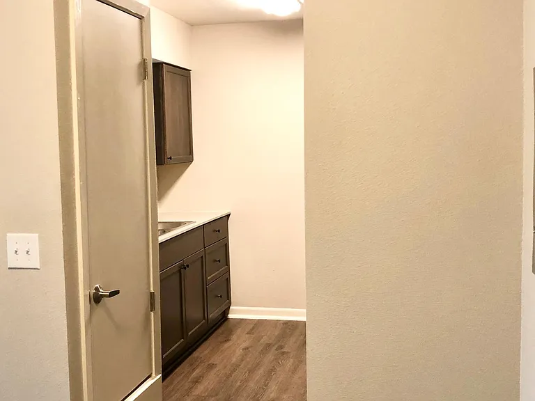 2413 Mission Hill Dr — Photo 4