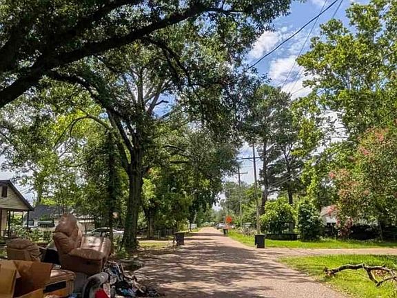 Exterior Neighborhood (street photo)