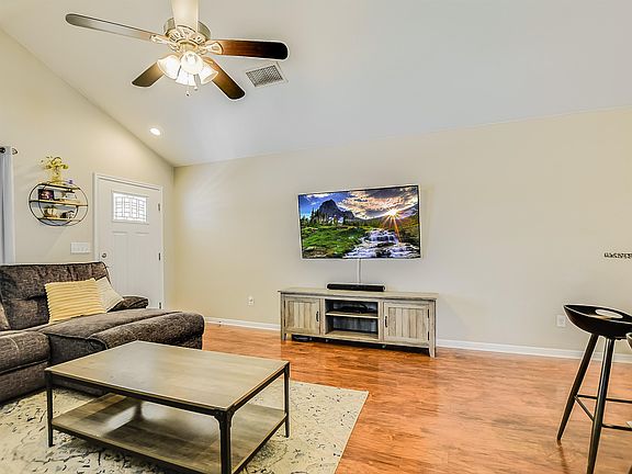 5th image of 812 Magnolia Lane