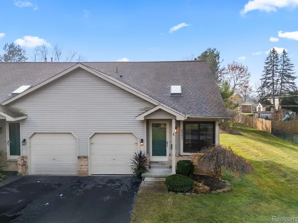 2581 S Commerce Rd, Walled Lake, MI 48390