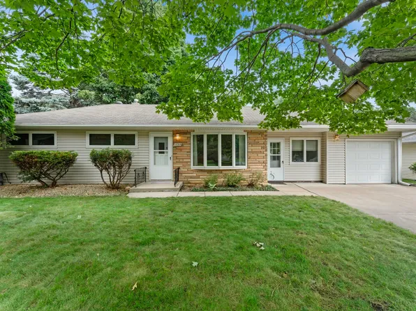 1739 Rose Pl, Roseville, MN 55113