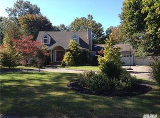 135 Oakfield Ave, Dix Hills, NY 11746