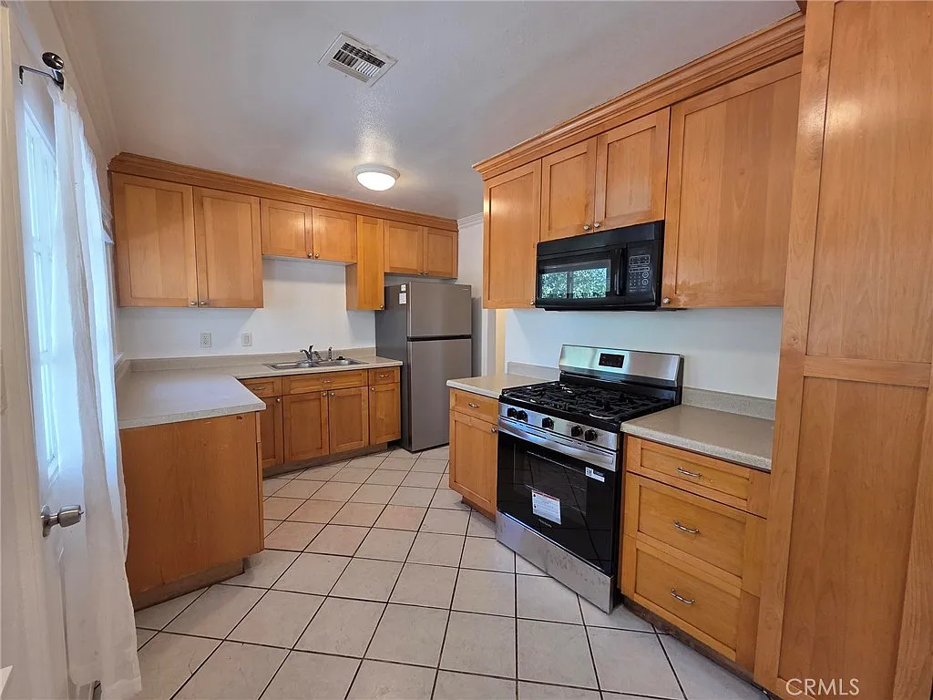 3 bed, 1111 sqft, $2,600 — Photo 2