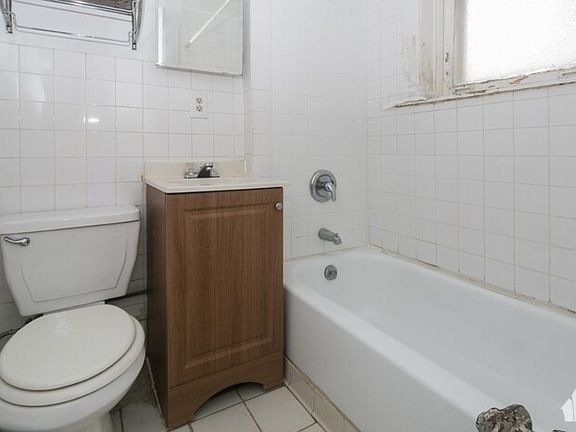 2nd image of 5045 N Damen Ave