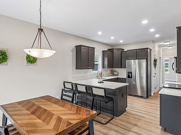 5th image of 901 13th St SE