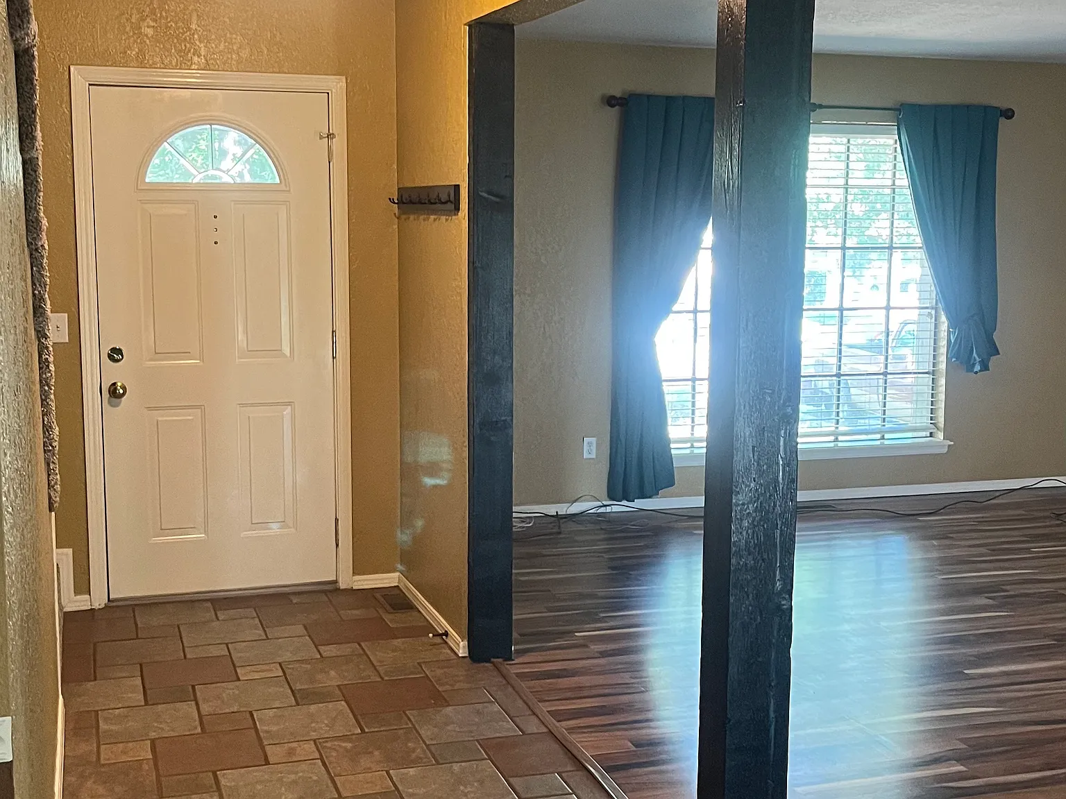 3 bed, 2.5 bath, 2212 sqft, $2,000 — Photo 2