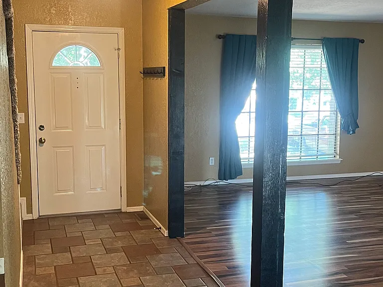 1001 Sandhurst Dr — Photo 2