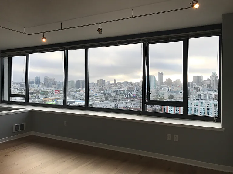 260 King St #1217 — Photo 3