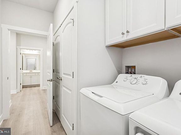 5th image of 176 Flagstaff Way #2411