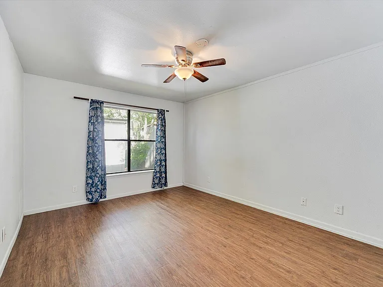 1129 W San Antonio St — Photo 12