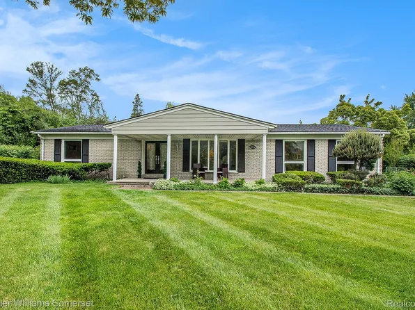 2840 Rossmoor Cir, Bloomfield Hills, MI 48302