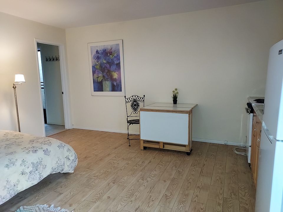 Main room with bed, table and kitchen