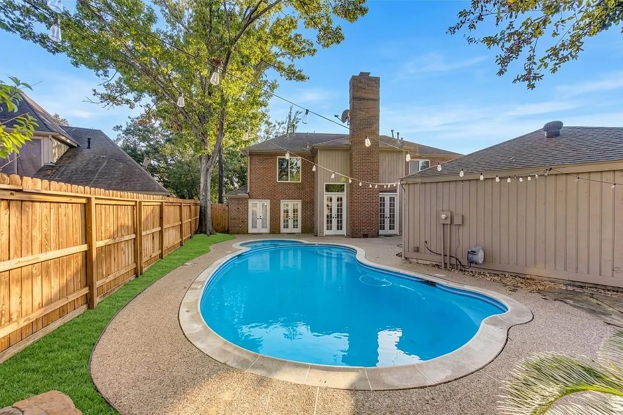 5 bed, 3.5 bath, 3640 sqft, $3,950 — Photo 2