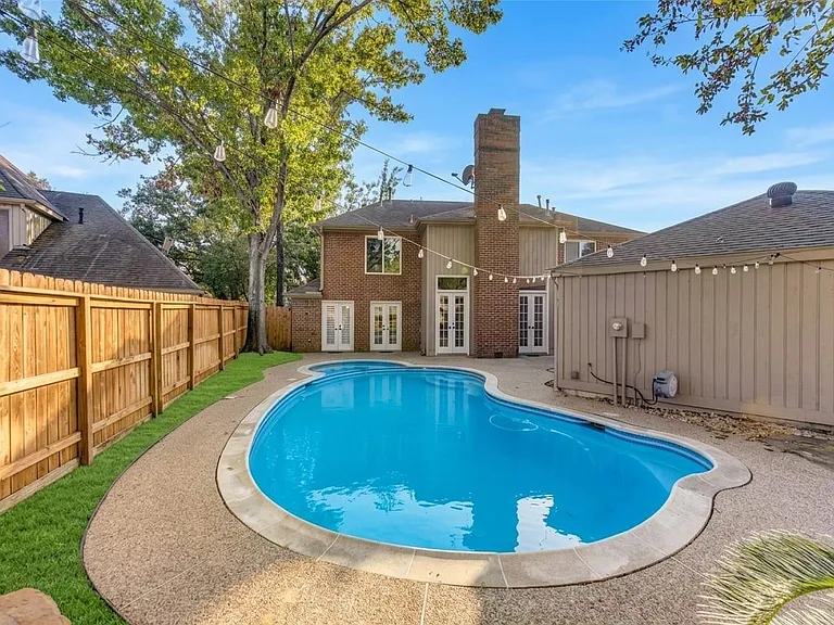 2103 Shadybriar Dr — Photo 2