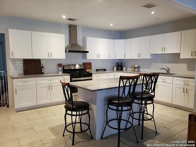950 Santa Monica St — Photo 3
