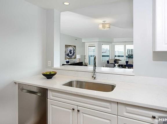 Modern & updated kitchen