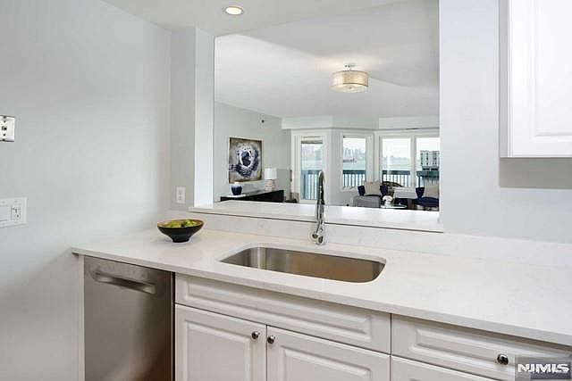 Modern & updated kitchen