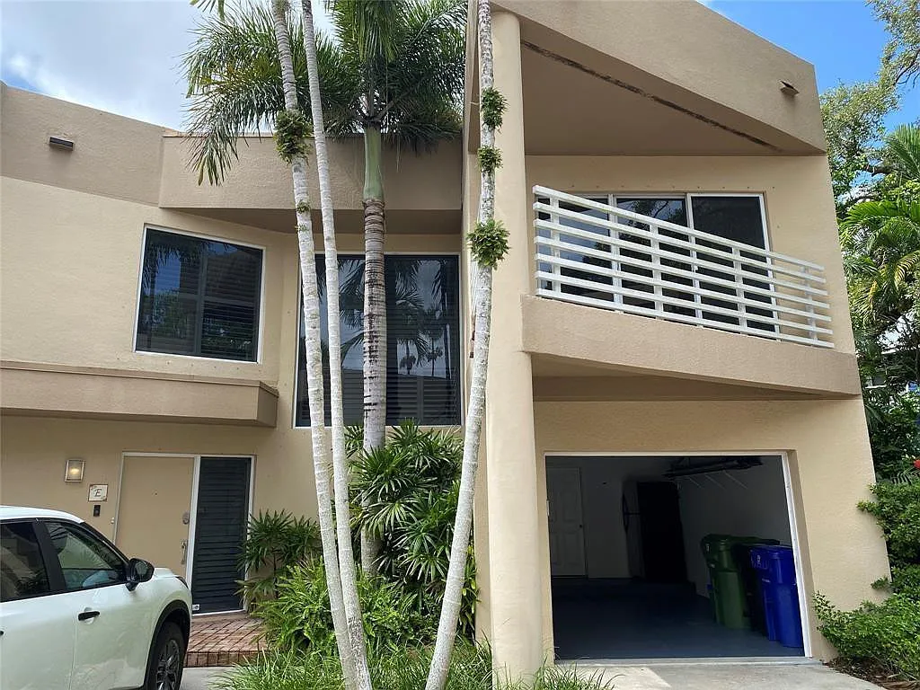 3 bed, 2.5 bath, 1774 sqft, $4,400 — Photo 1