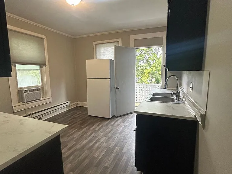 654 W King St — Photo 2
