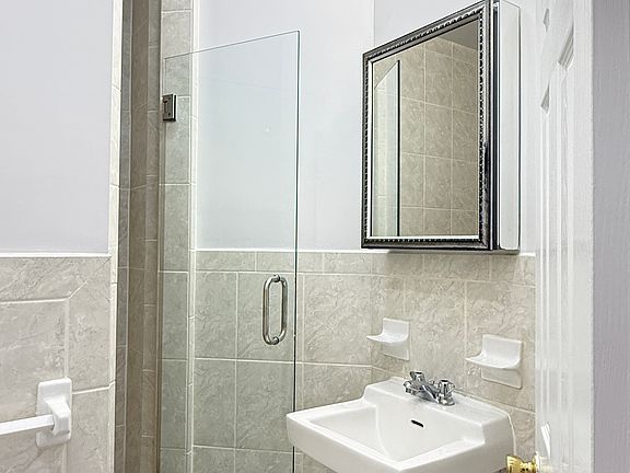 5th image of 327 W 14th St #3