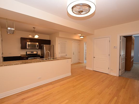 4th image of 2840 W Glenlake Ave #2D