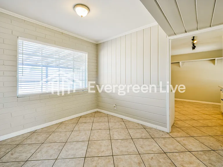 442 W Detroit St — Photo 4