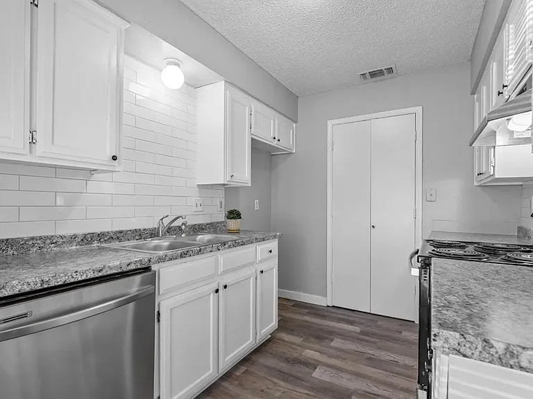 103 Oakwood Ln — Photo 3