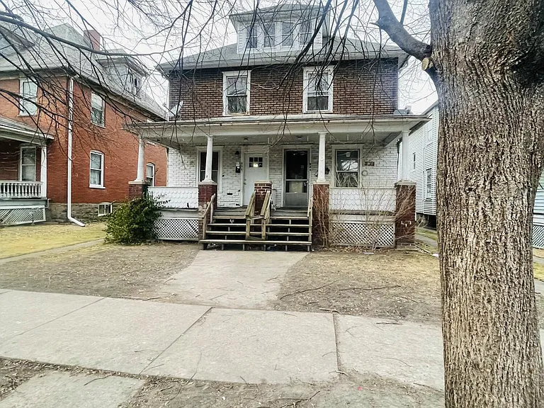 854 1/2 Memorial Ave — Photo 1
