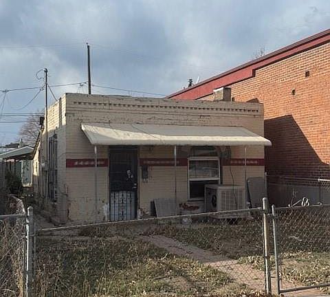 4th image of 315 Galapago Street