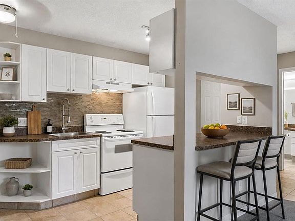 3rd image of 305 E 25th Ave SW #102