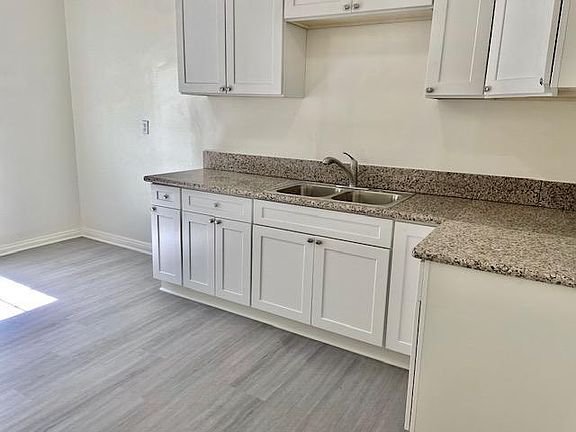 5th image of 3021 Edgehill Dr