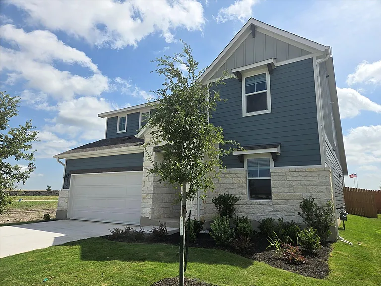 715 Universal Dr — Photo 3