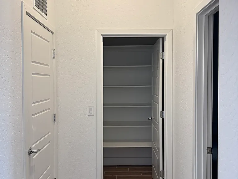 525 E Riverway Ave — Photo 36