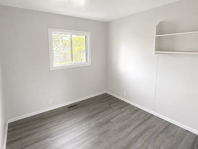 1118 Ebeling Dr — Photo 3