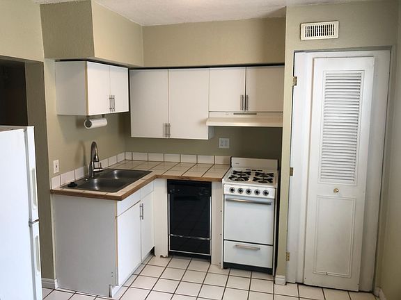 4th image of 1002 S Lake St #1008