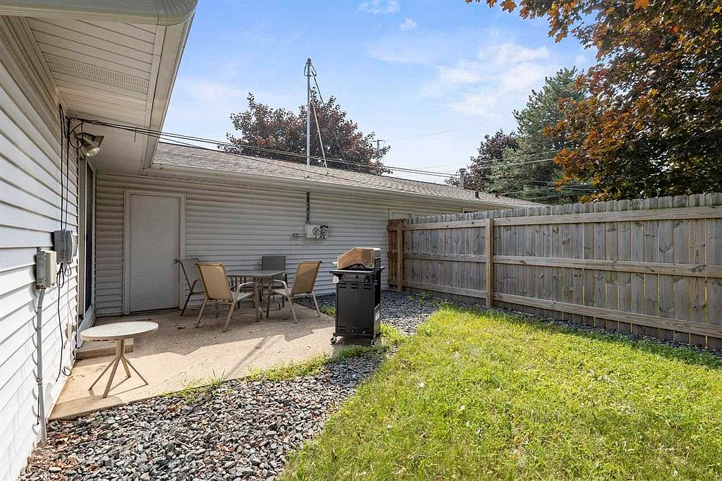 3 bed, 1260 sqft, $1,650 — Photo 4