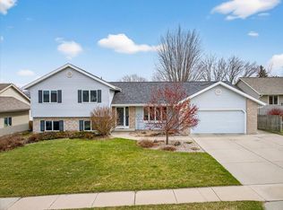 1010 Ganser Dr, Waunakee, WI 53597