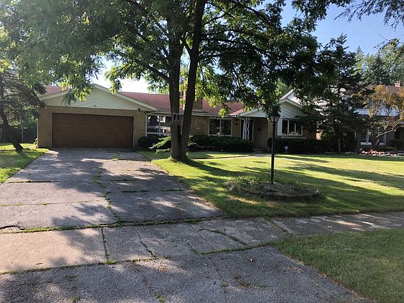 3rd image of 636 Park Dr