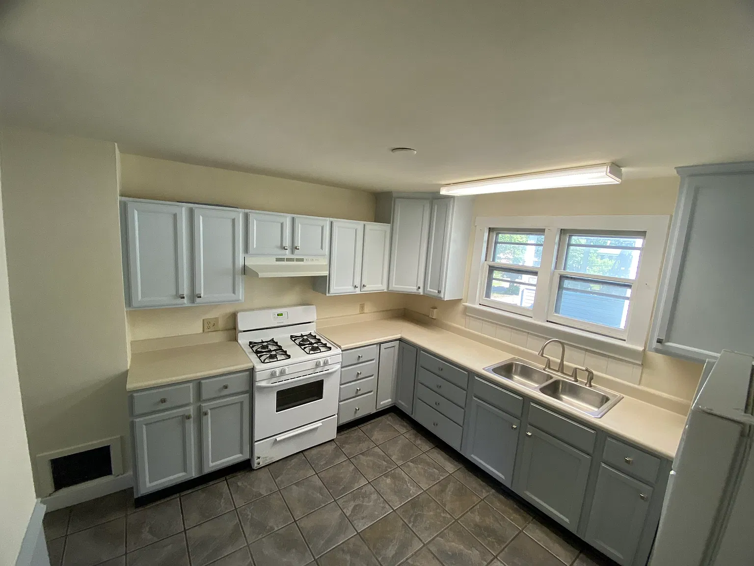 4 bed, $3,900 — Photo 2