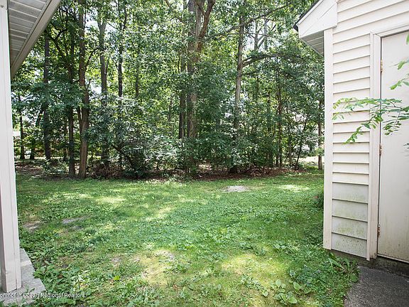 3rd image of 109 Daffodil Dr