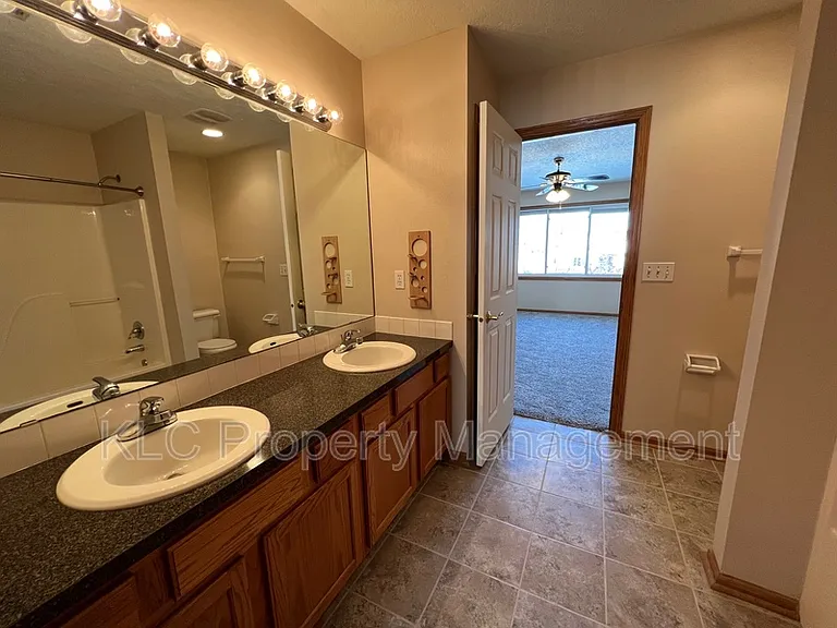 15177 Hawthorn Dr — Photo 12