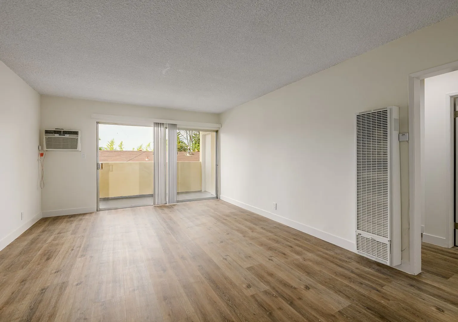 1521 E Windsor Rd — Photo 4