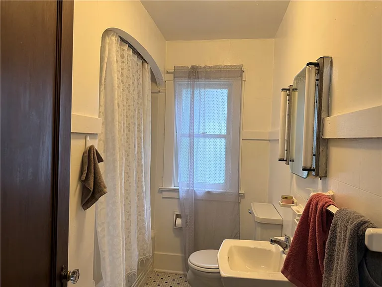 197 Rossiter Rd — Photo 9
